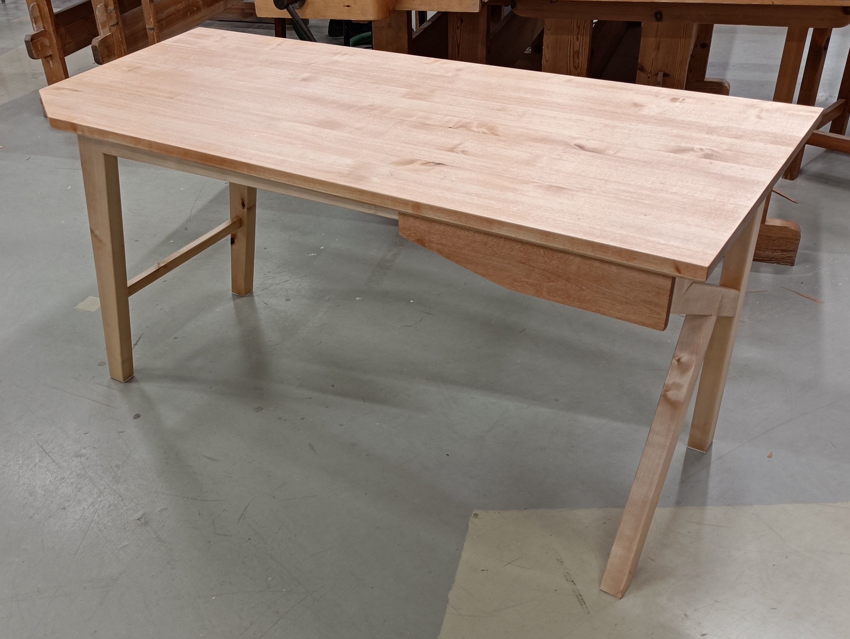 Komiampi ja isompi pöytä