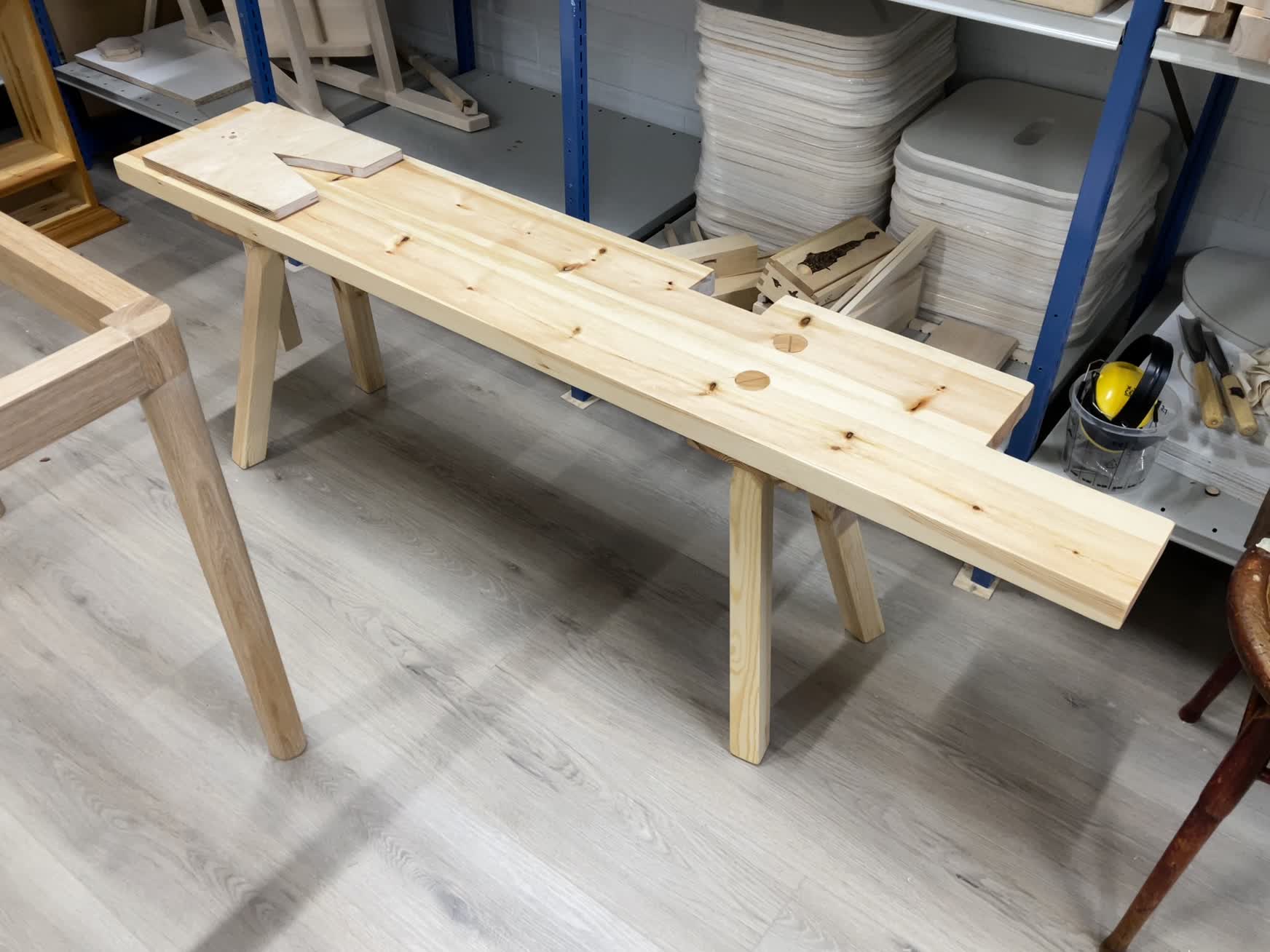 Matala istuttava höyläpenkki